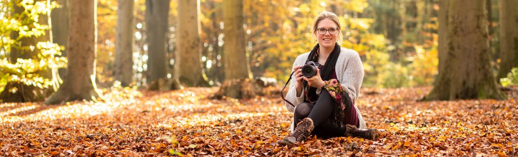 Rianne met een camera in het bos - fotografie